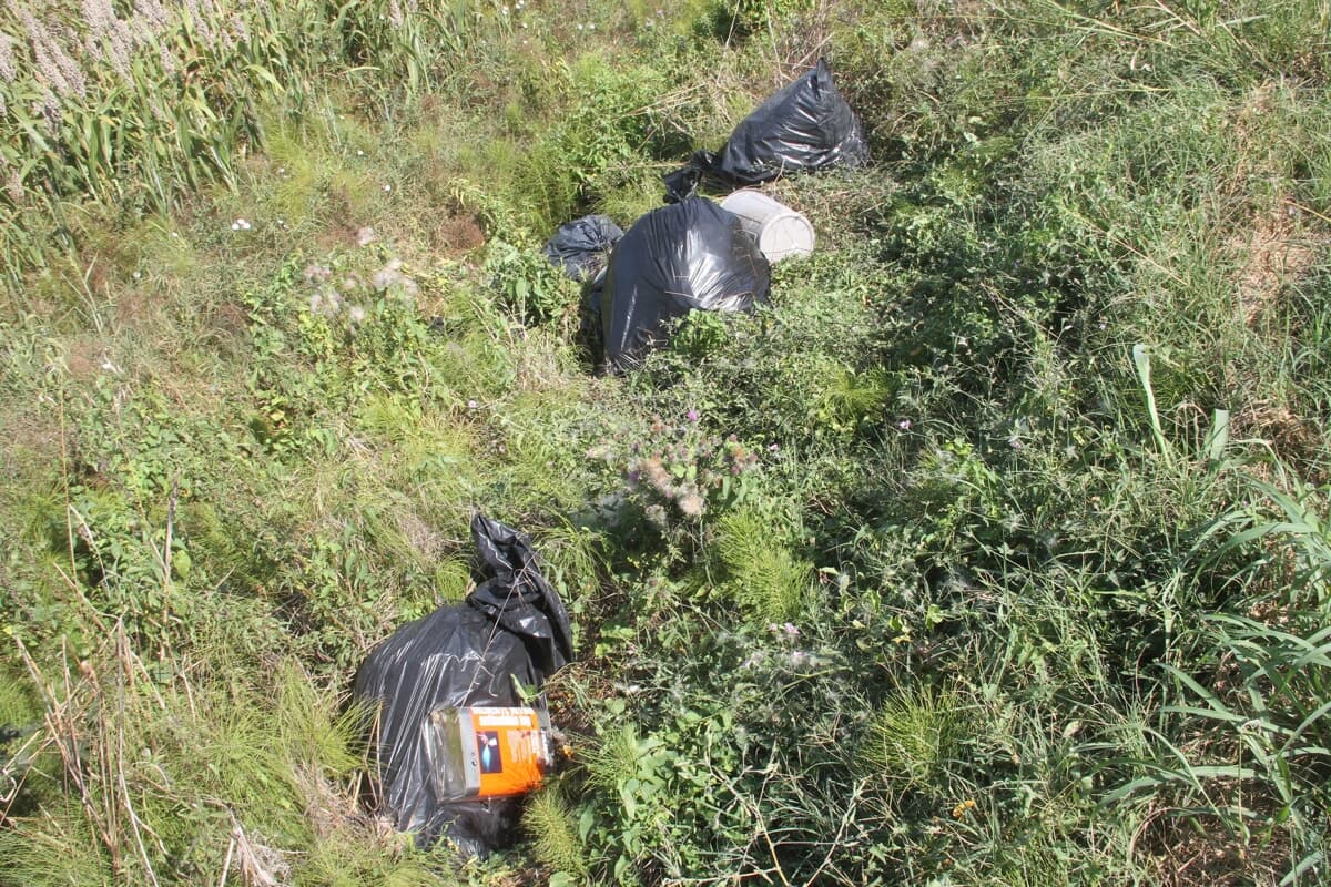 Scarpate e fossi usati come discariche, la rabbia del quartiere: "Subito telecamere mobili e sanzioni più severe"