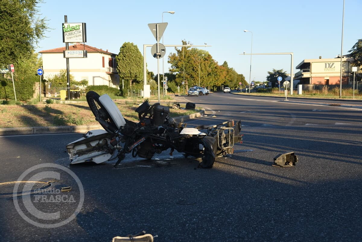 Forlì, tragico schianto alla rotonda nella notte: muore un ragazzo