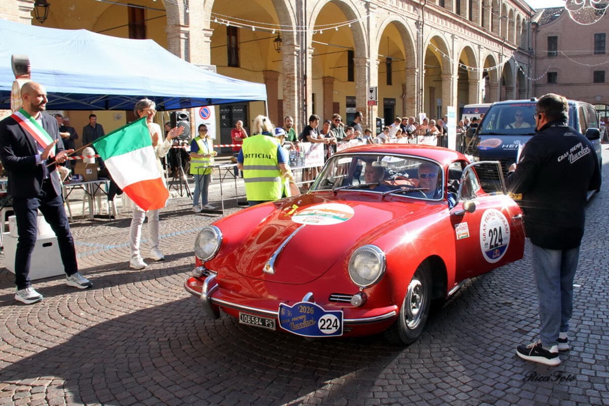 Il Gran Premio Nuvolari fa tappa a Meldola: folla in piazza per le auto storiche