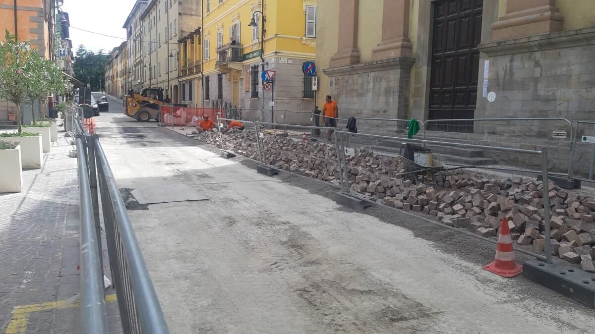 Cantiere di corso Garibaldi, scatta il caso del lavoro sotto il sole: "Subito una deroga per gli orari dei posatori"