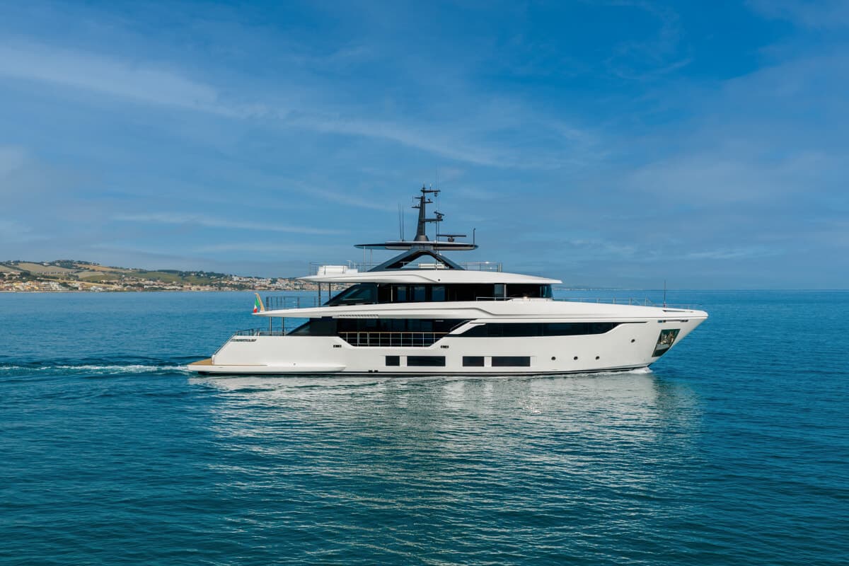 Nautica, Custom Line festeggia 30 anni di storia con il debutto mondiale della Navetta 35 a Cannes