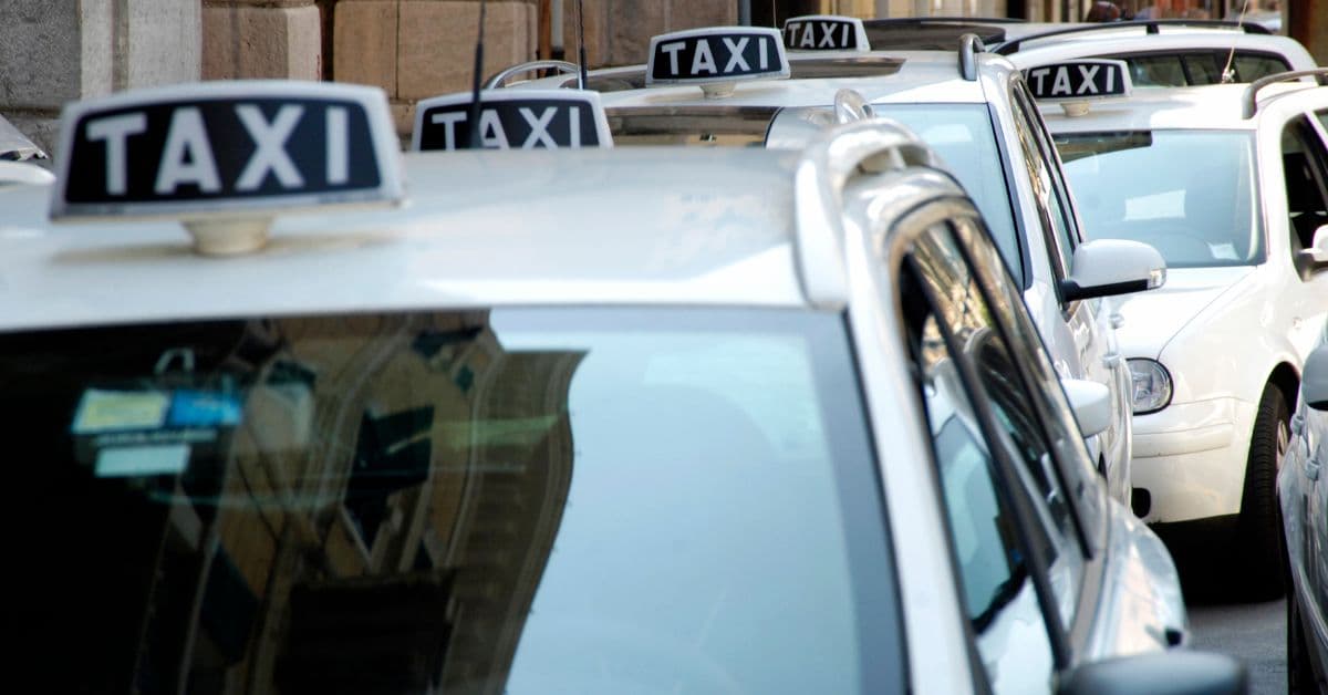 Prezzi dei carburanti in aumento, protesta di taxi e Ncc a Roma: sit-in al ministero dei Trasporti, sciopero possibile