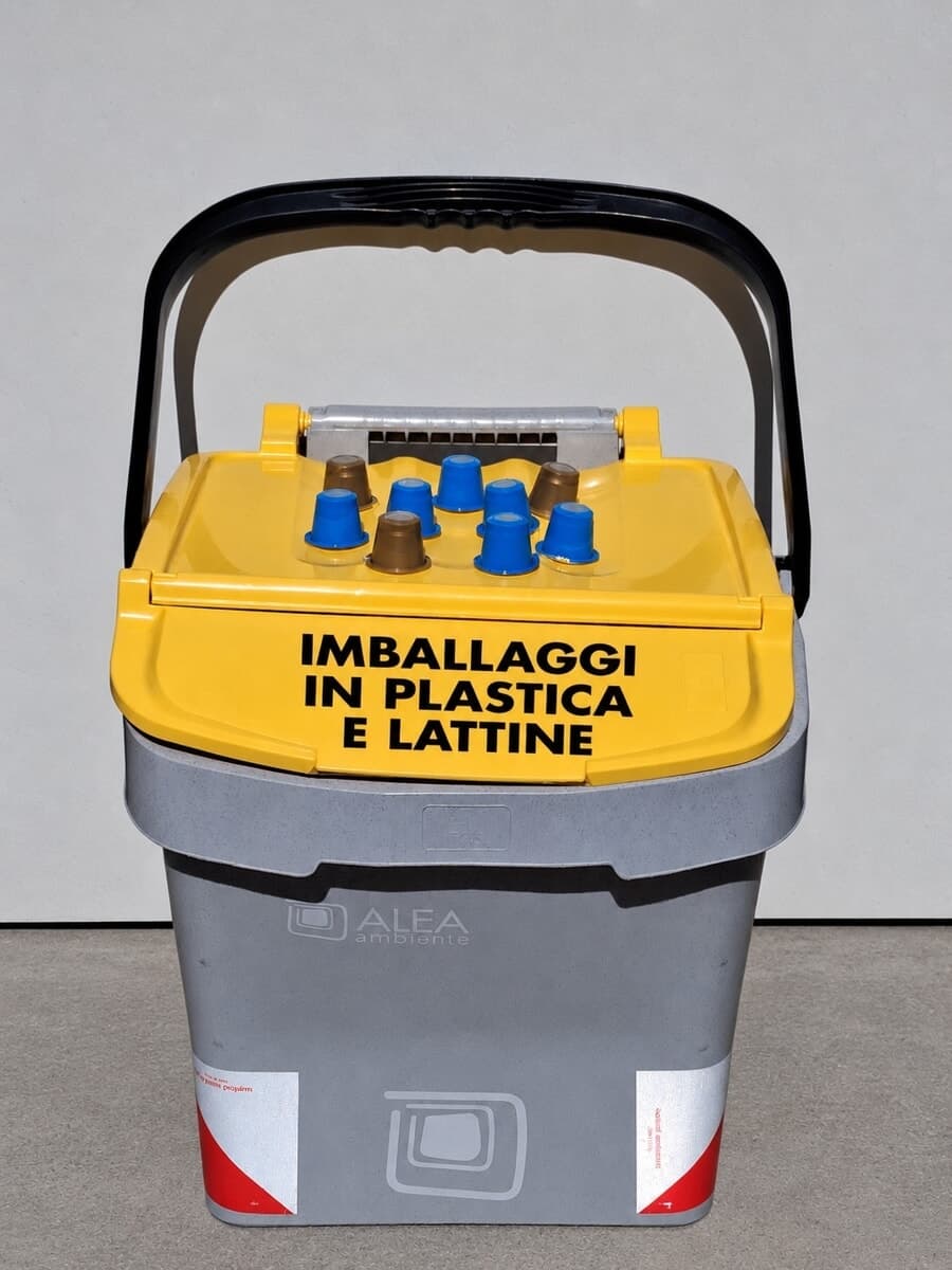 Raccolta rifiuti, cambia tutto per le capsule in plastica: via libera al contenitore giallo con il fondo di caffè