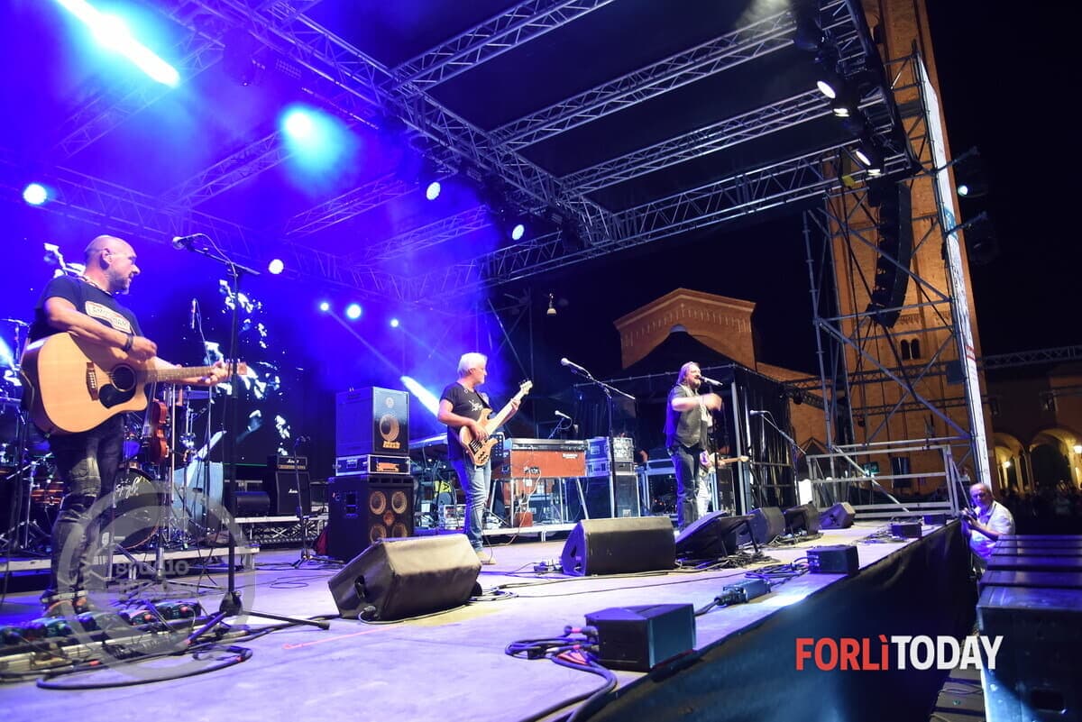 La notte magica di "Cara Forlì", il liscio fa battere all'unisono il cuore della città. In 2mila per i Nomadi