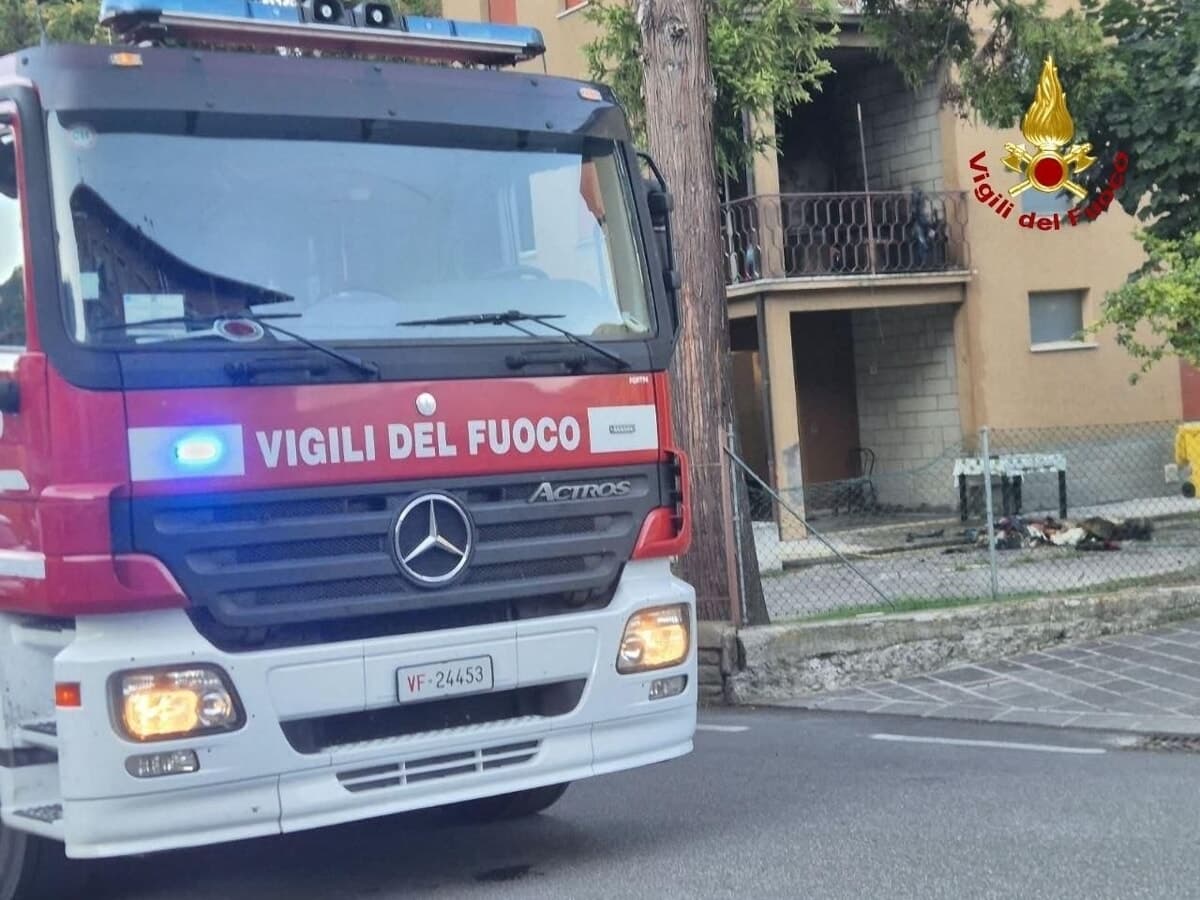 L’incendio divampa dal terrazzo di un appartamento: paura in una palazzina