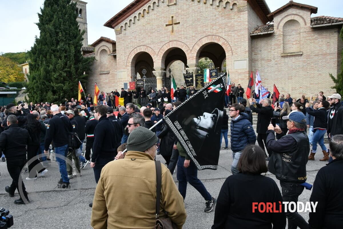Marcia su Roma, a Predappio 800 nostalgici in corteo: il raduno si chiude senza saluti romani