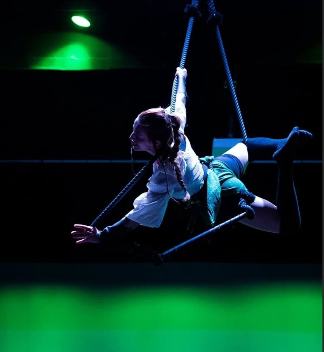 Acrobazie aeree al calar del sole per salutare l’estate: la magia dalla Sabbiona