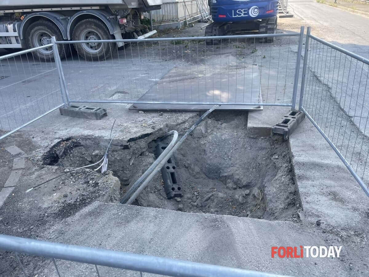 "Tubi rotti, interruzioni delle utenze e fibra tranciata: il cantiere di via Macero Sauli crea numerosi disagi"