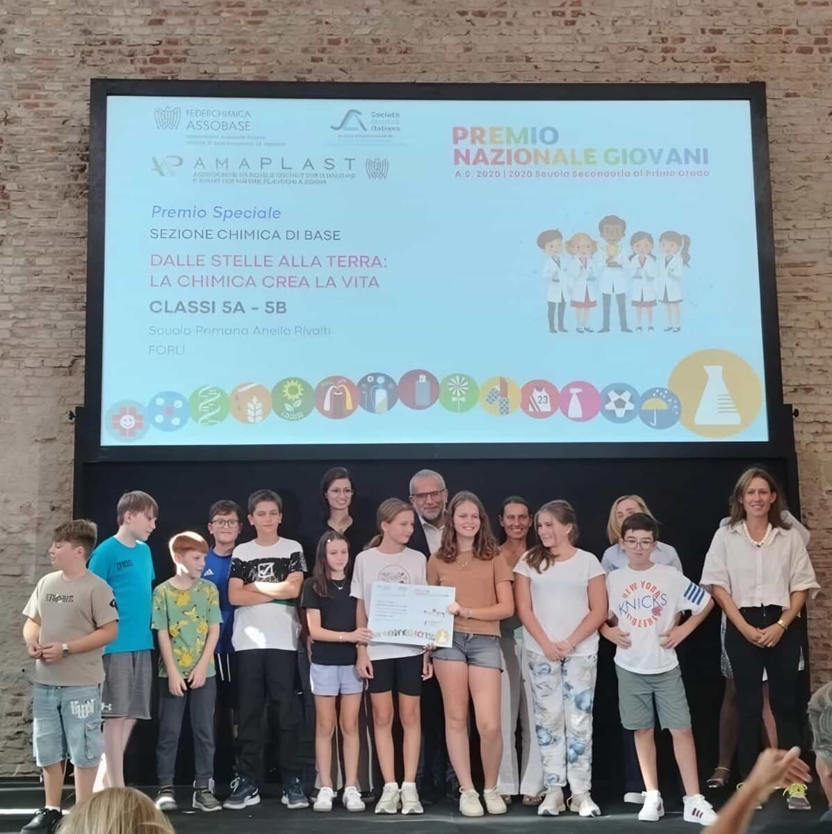 La chimica spiegata in inglese: trionfo nazionale per i baby talenti della scuola "Anello Rivalti"