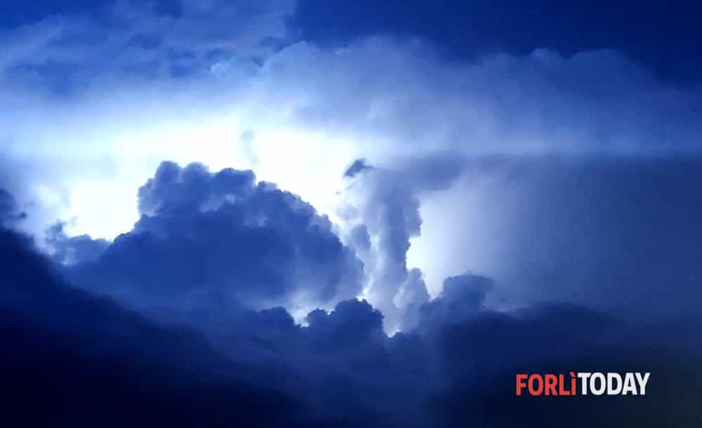 Dal grande caldo ai forti temporali "con danni": scatta l'allerta meteo, ancora 'arancione' per temperature estreme