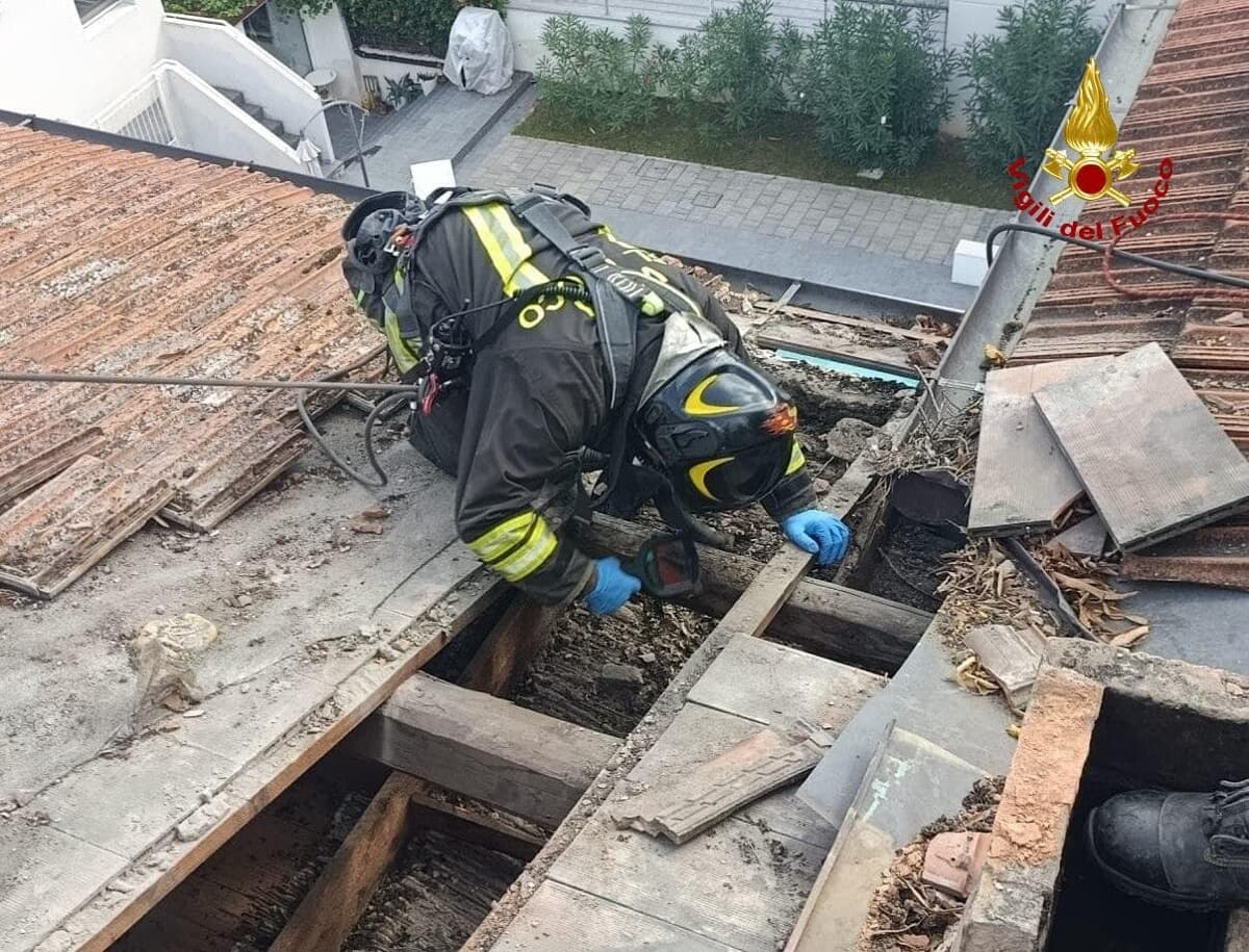 Fiamme nel sottotetto di una palazzina: i pompieri domano il rogo, ma la casa resta inagibile