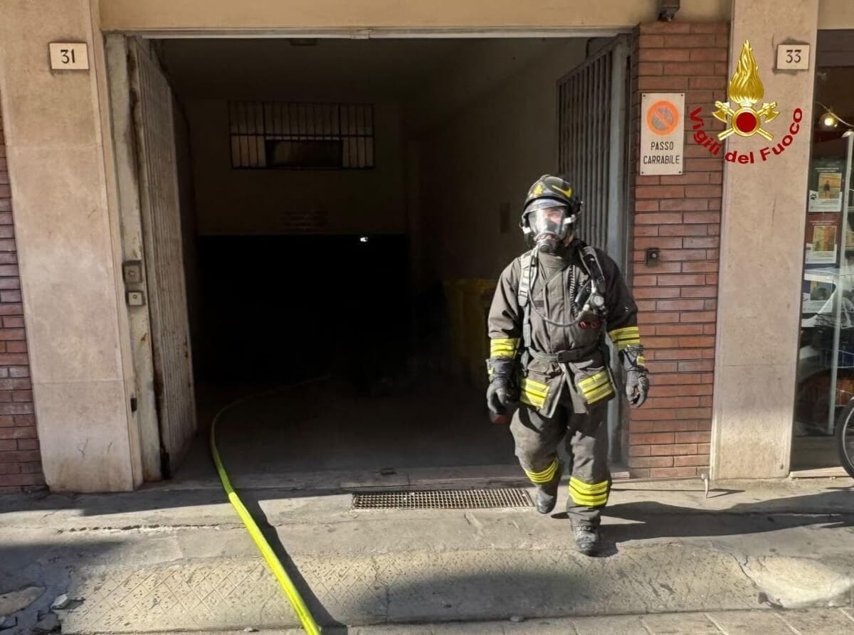 Fiamme nel garage, parte tutto dalla batteria di una bici: i vigili del fuoco domano il rogo