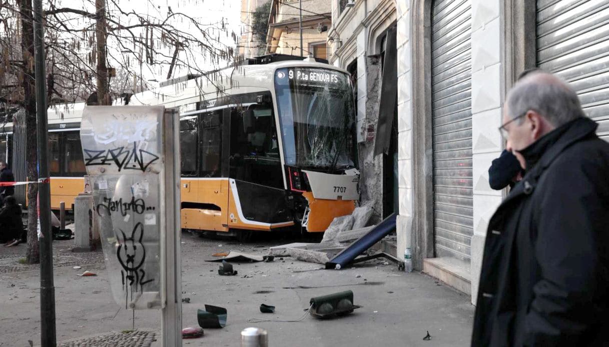 Milano, tram deraglia e si schianta: due morti e decine di feriti, si indaga per omicidio colposo