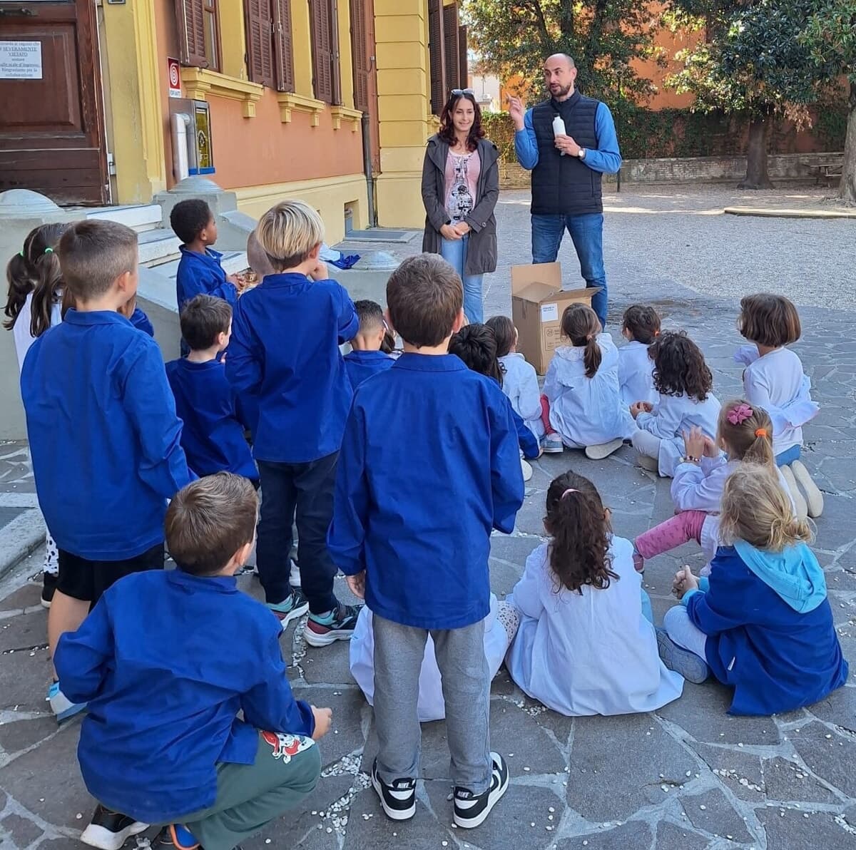 Una borraccia contro la plastica: Meldola regala il kit green ai piccoli della 'De Amicis'