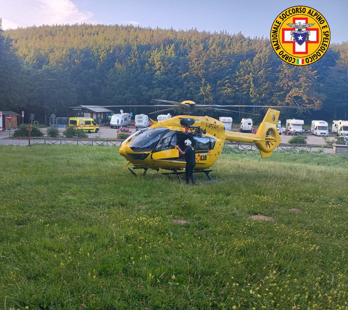 Domenica tragica, va a funghi col marito e scivola in un canalone profondo 90 metri: morta una donna