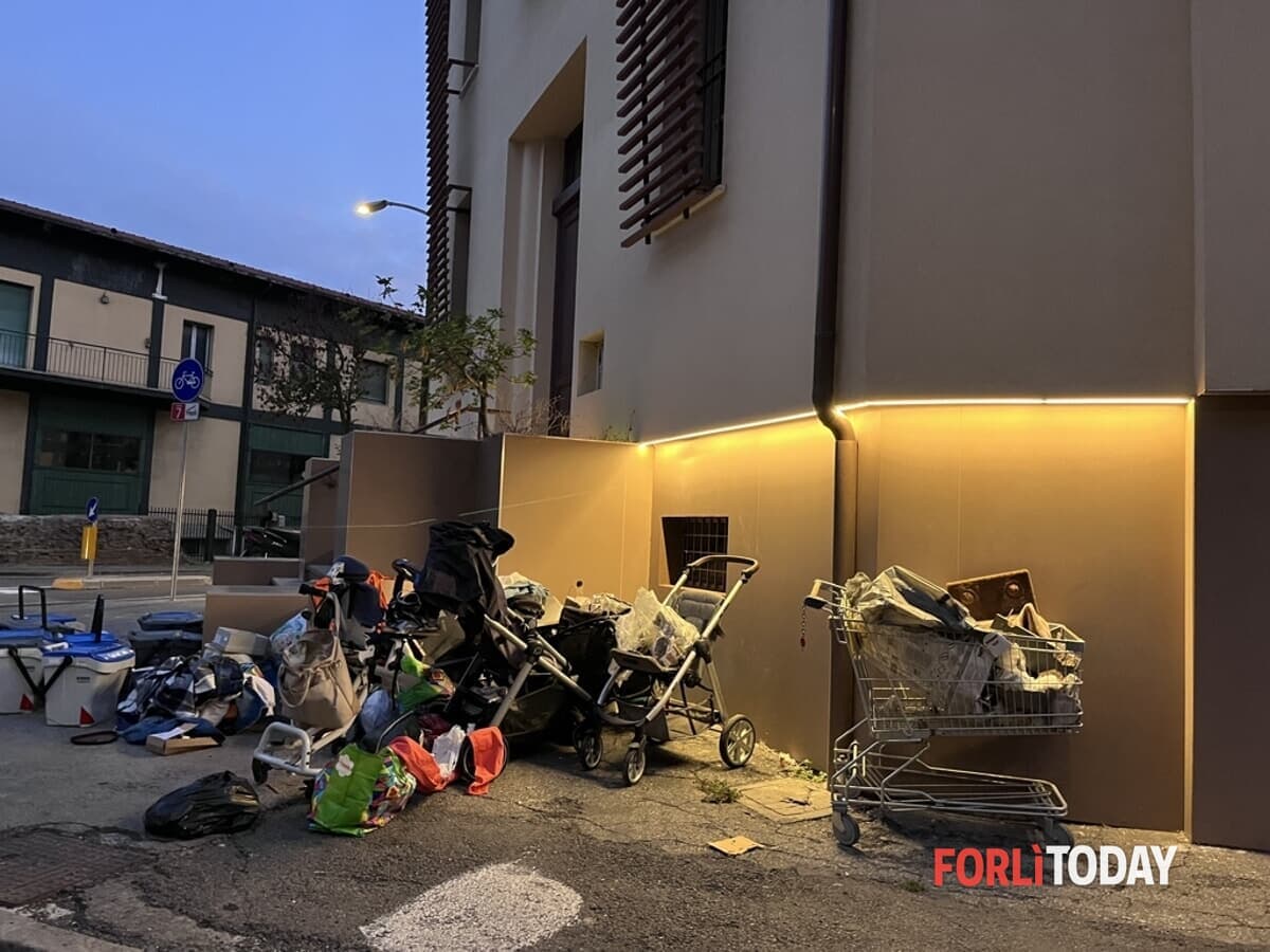 "Sempre immondizia in via Orto del Fuoco"