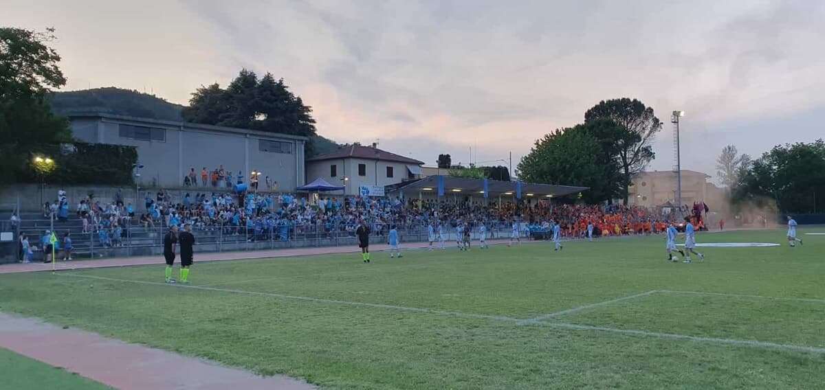 Predappio si colora di azzurro e arancio per la tradizionale sfida rionale Viale-Pescaccia