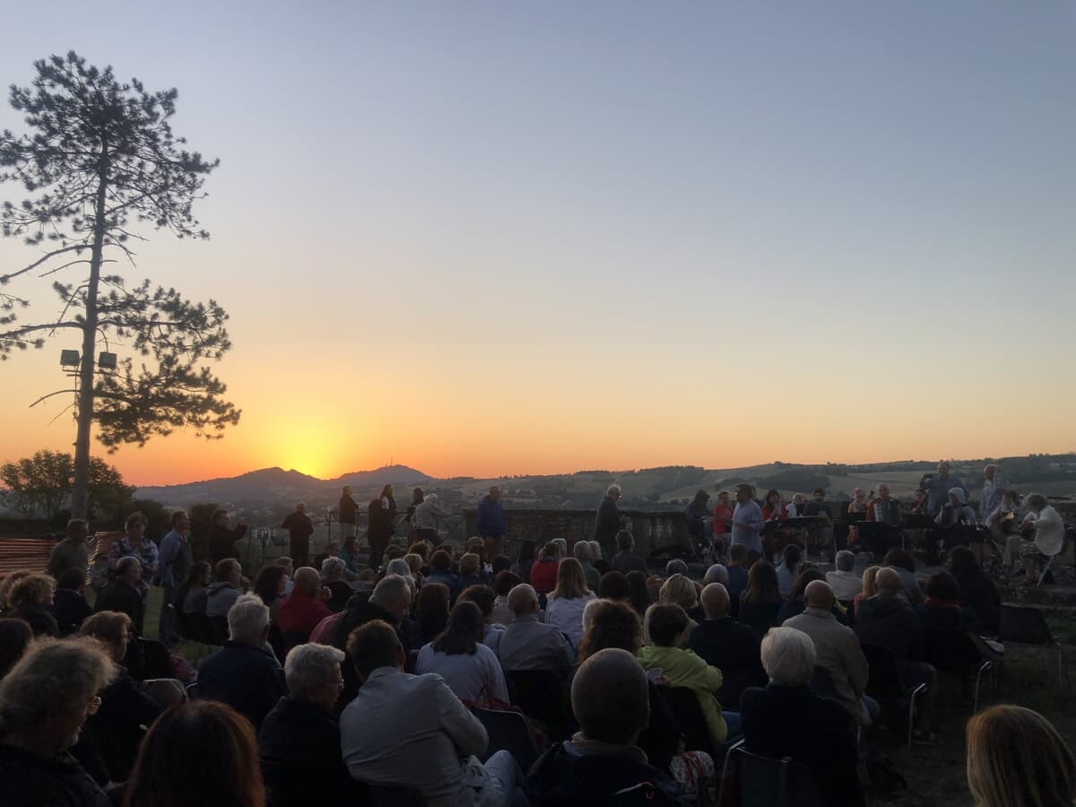 Alba di Ferragosto alla Rocca di Meldola con l'Orchestrona della Scuola di Musica Popolare