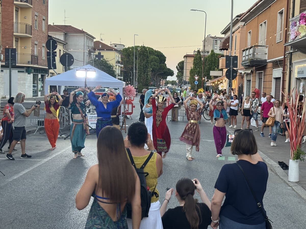 Il rilancio del quartiere con "Botteghe in strada", via Ravegnana fa il pieno: aperitivi, musica e tavoli pieni fino a tarda sera