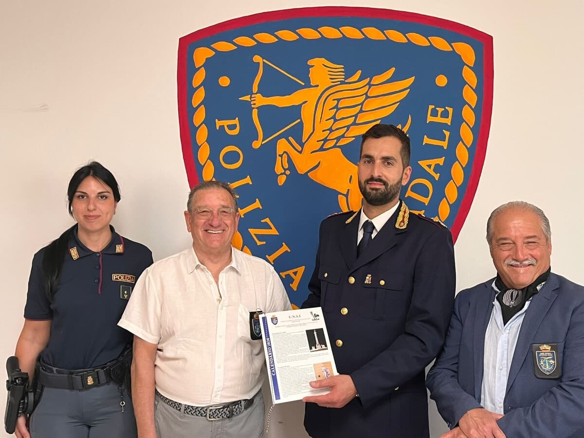 La delegazione Unsi fa visita alla Polizia Stradale: donati i vessilli del Tricolore