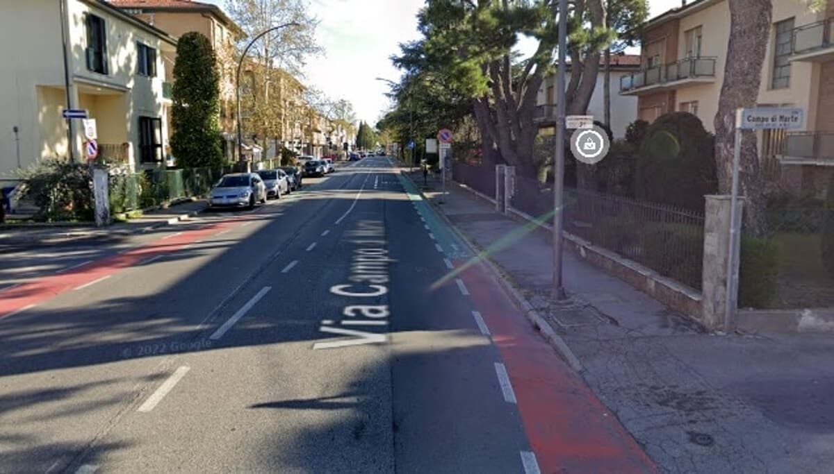 "In via Campo di marte auto pericolosamente vicine alla pista ciclabile"