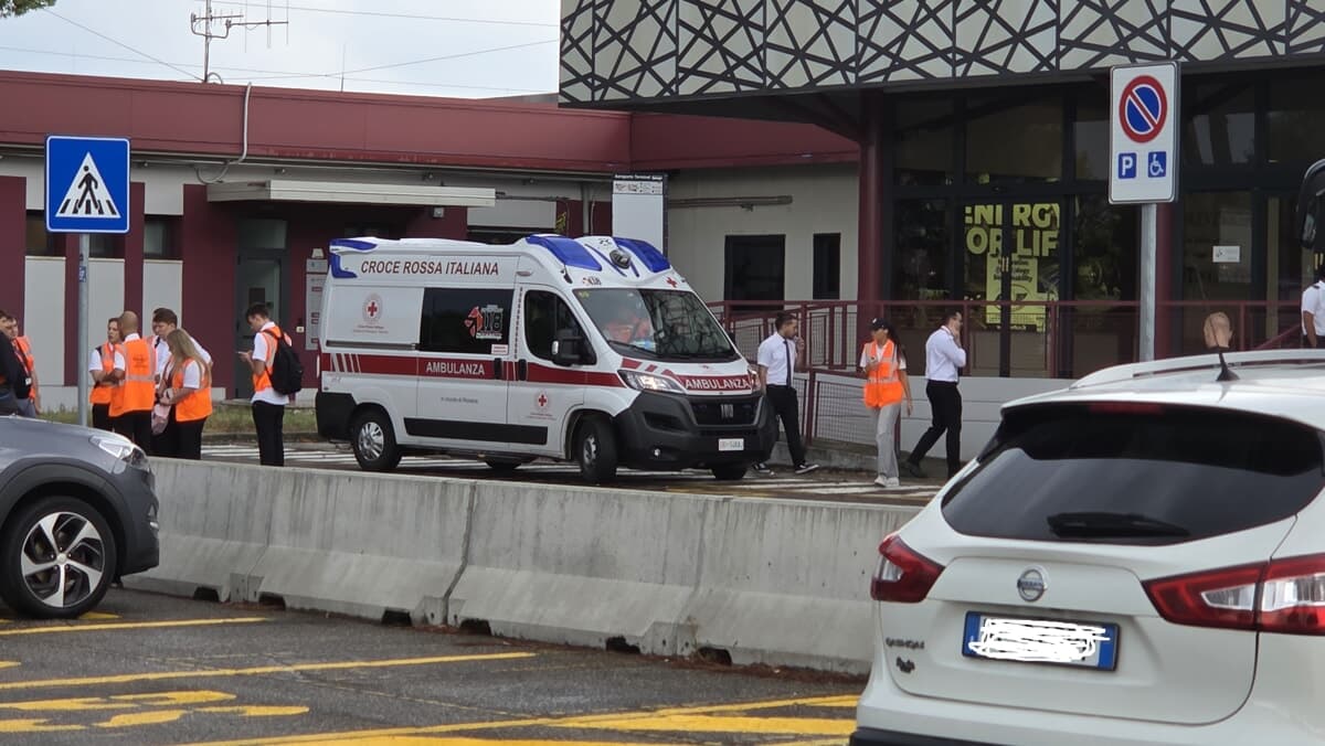 Paura all'aeroporto Ridolfi: due aerei spinti dal vento a decine di metri. Scalo chiuso