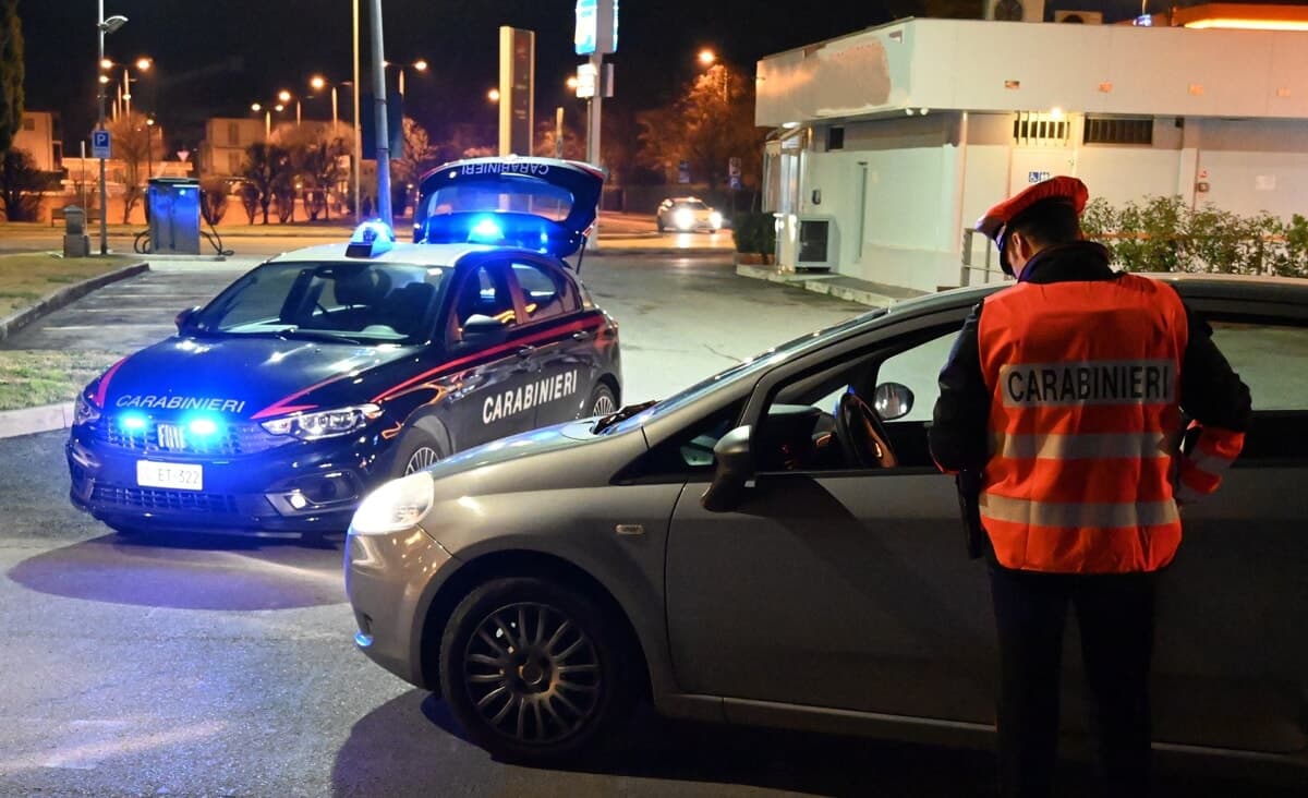 Prima l'aggressione, poi si scaglia con calci e pugni contro i carabinieri: arrestato