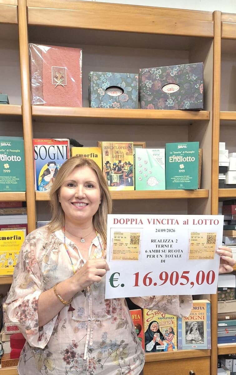 Gioca per errore due volte la stessa schedina sul sogno interpretato dalla tabaccaia, baciato dalla fortuna: doppio terno su Firenze e maxi vincita