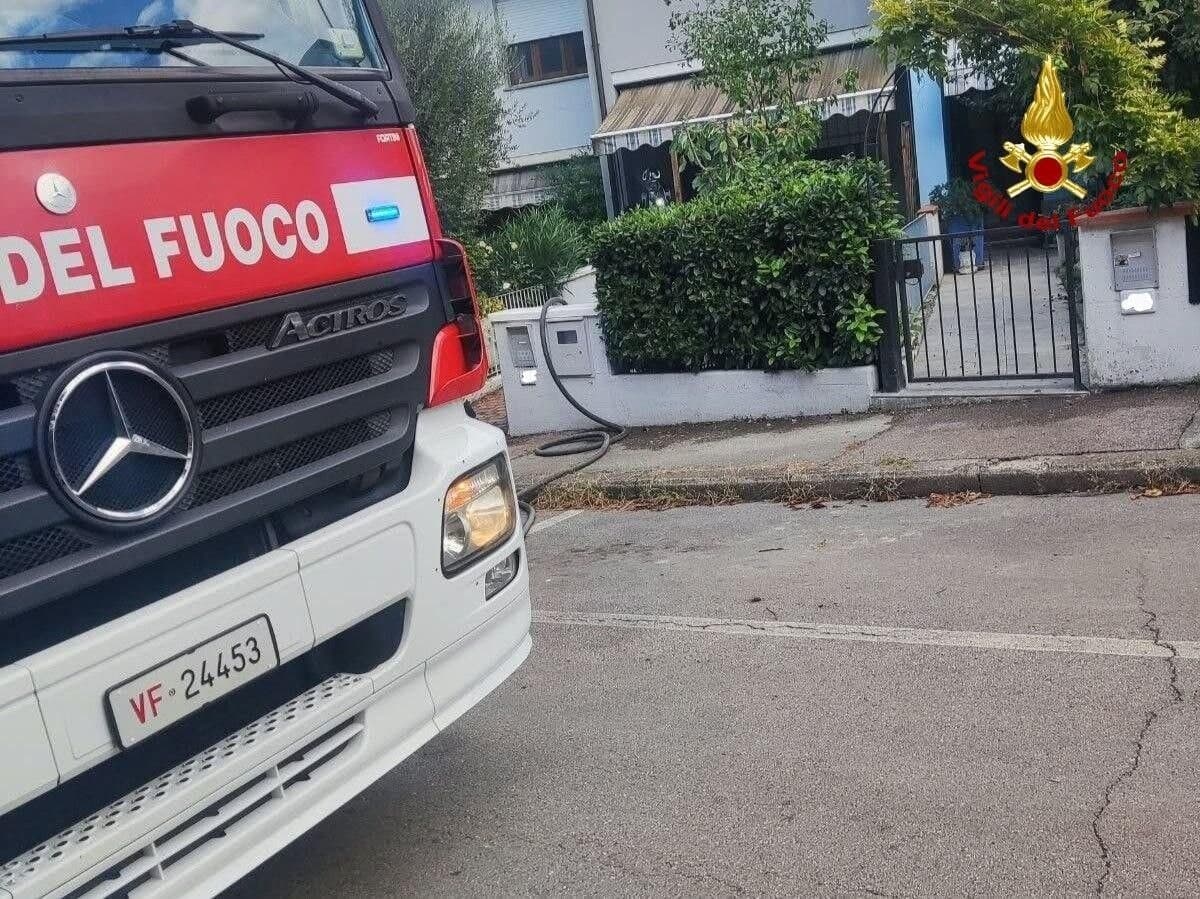 Da un elettrodomestico parte un principio di incendio e sviluppa tanto fumo: una persona portata in ospedale