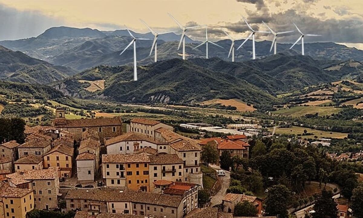 Cento pale sui crinali dell’Appennino? La mappa dei progetti bocciati e quelli che si faranno