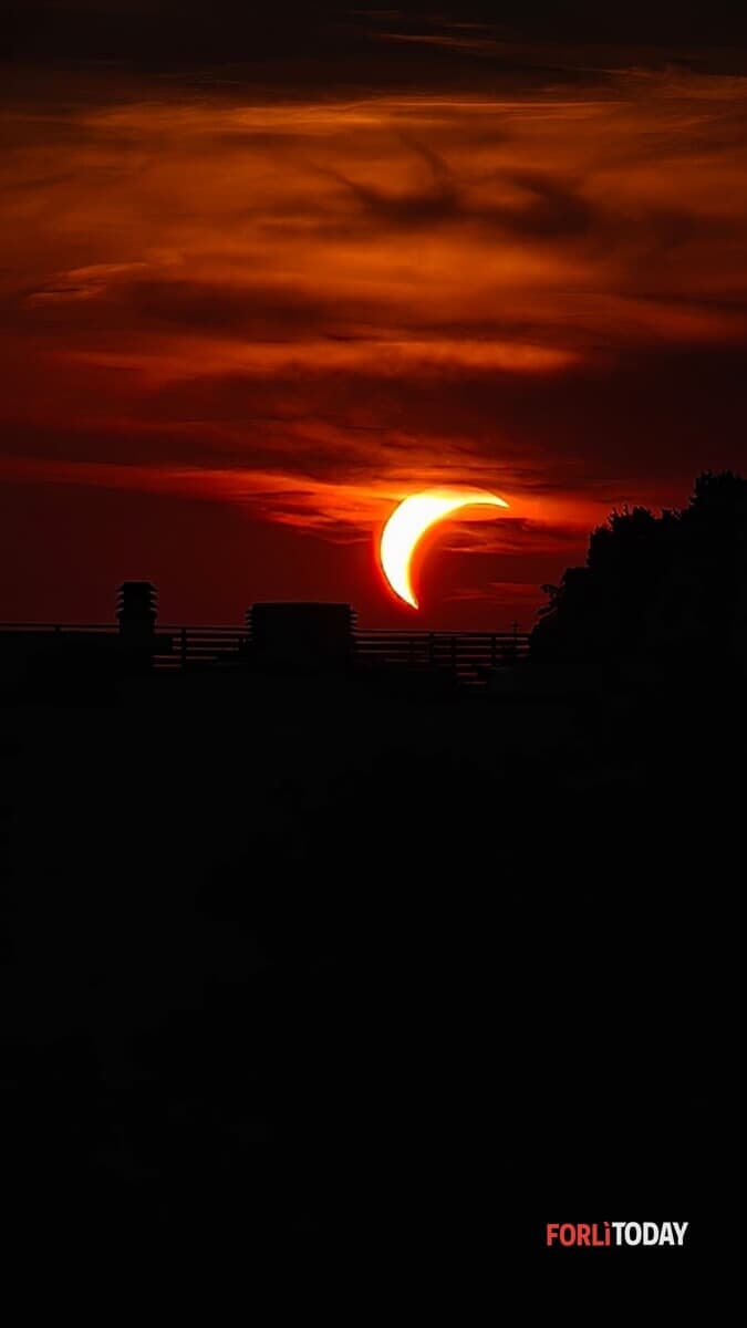 Il Sole diventa una "fetta di melone" al tramonto: Forlì e l'entroterra incantati dall'eclissi