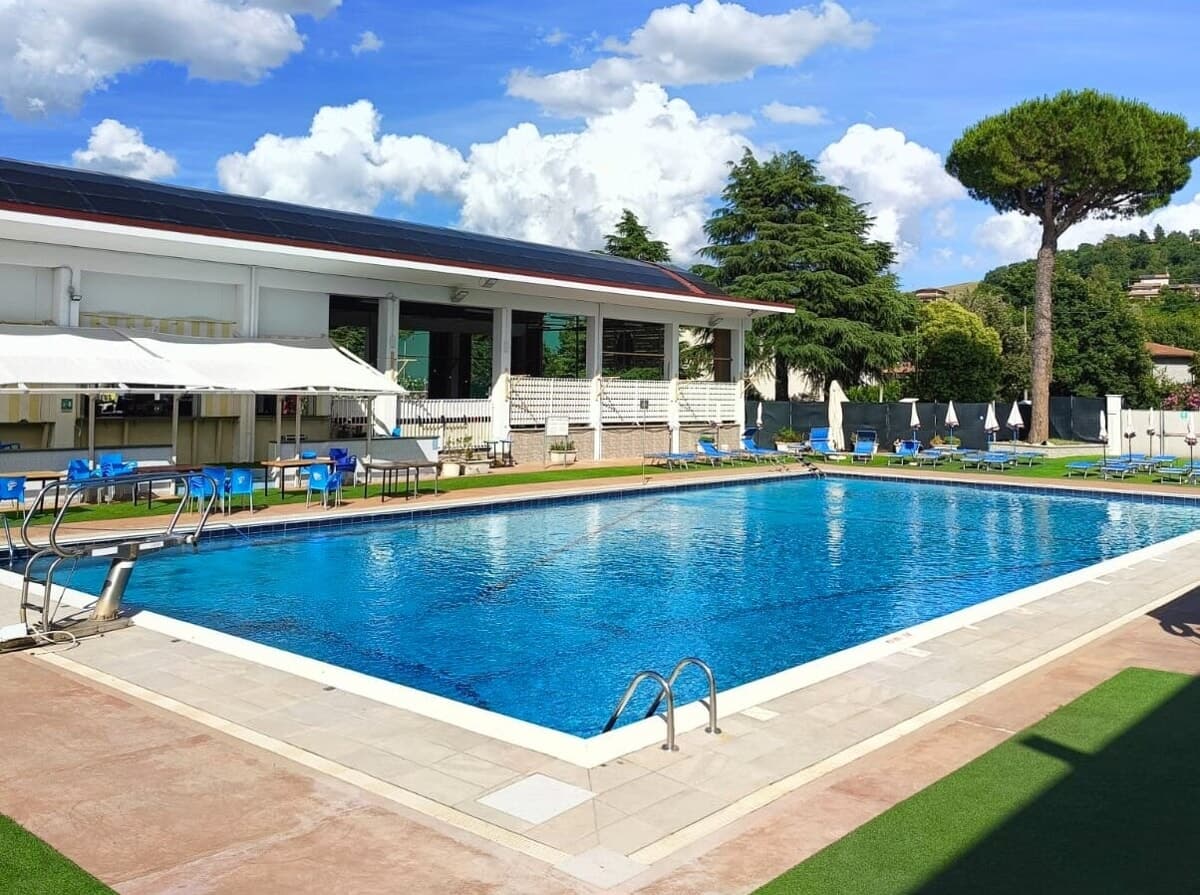 Caldo asfissiante, l'iniziativa del Comune di Meldola: piscina gratis tutta l'estate per gli over 65