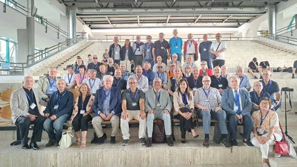 Le classi del 1976 tornano sui banchi: il grande ritrovo per i cinquant'anni dal diploma