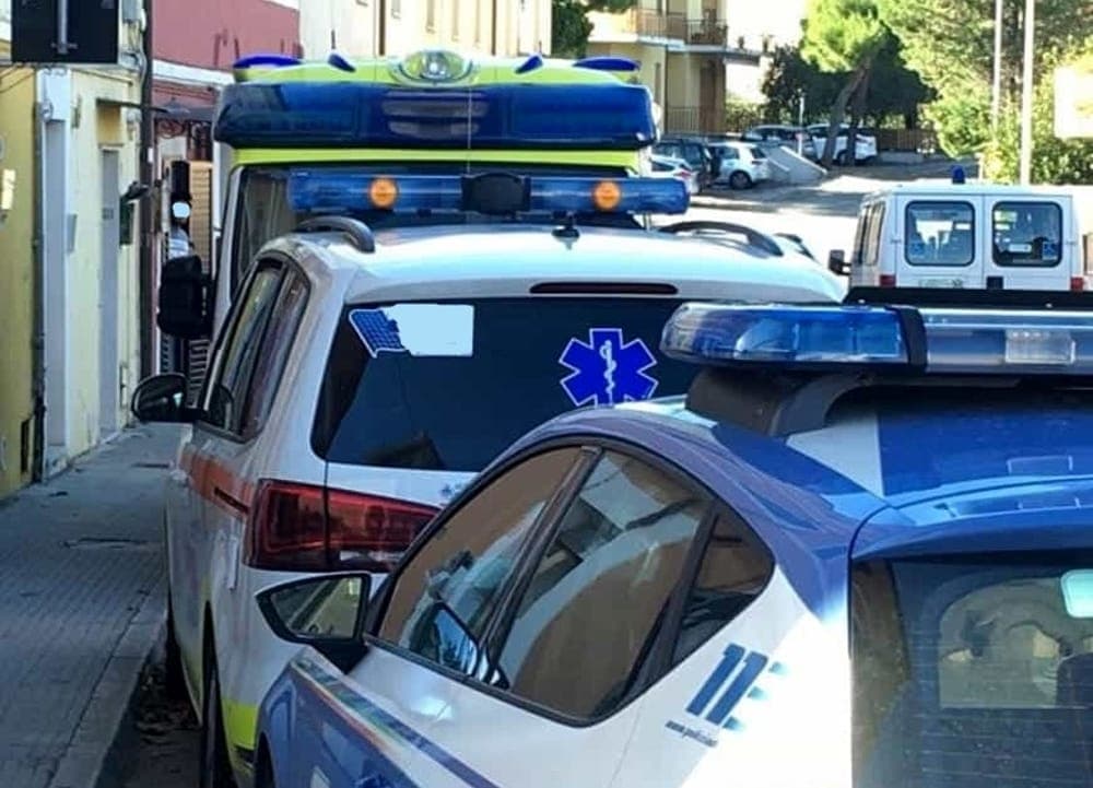 Scaglia un oggetto contro i sanitari durante l'intervento di soccorso: arrestata e poi rimessa in libertà