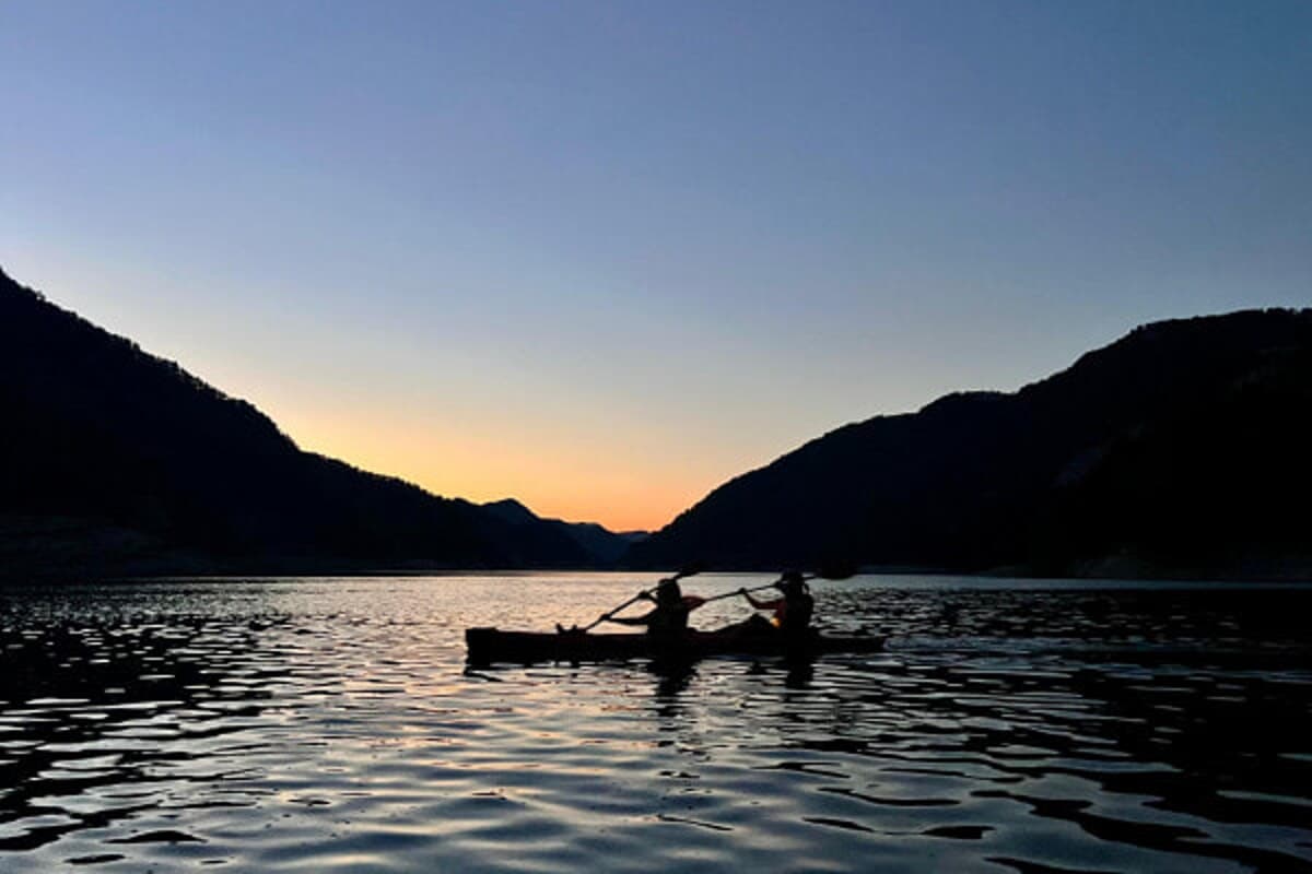 Una pagaiata al tramonto e la cena nel bosco: torna l'escursione in canoa a Ridracoli