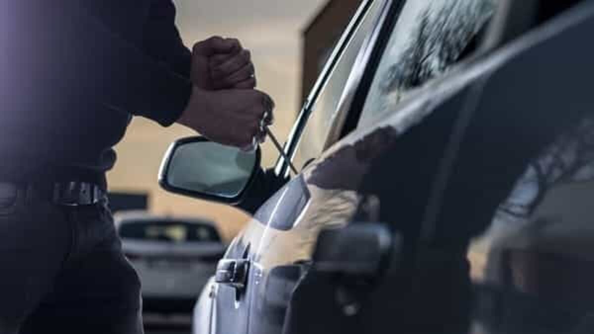 Ruba un auto durante la notte ma le telecamere lo incastrano: ritrovata in poche ore la vettura