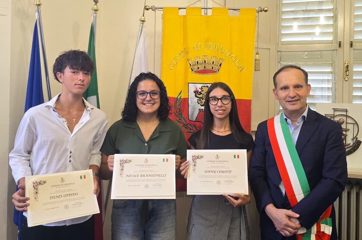 Hanno contribuito a salvare la vita di una donna che rischiava di annegare, riconoscimento per i tre giovani