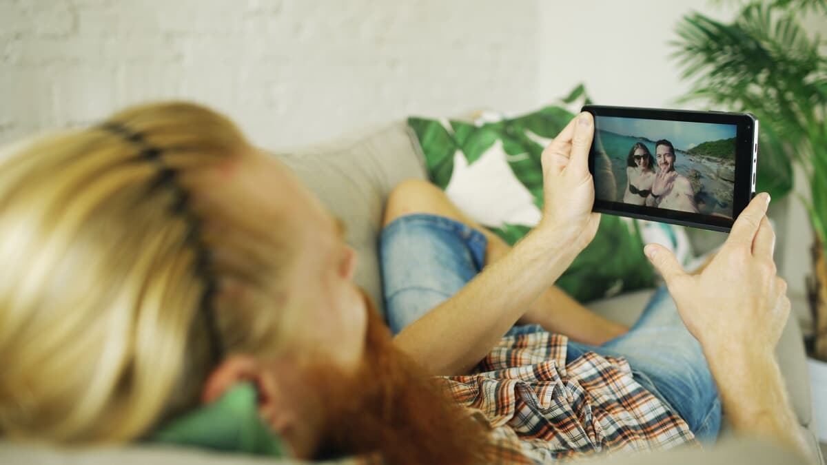 Il fenomeno FOMO dell'estate: perché tutti sembrano divertirsi più di noi