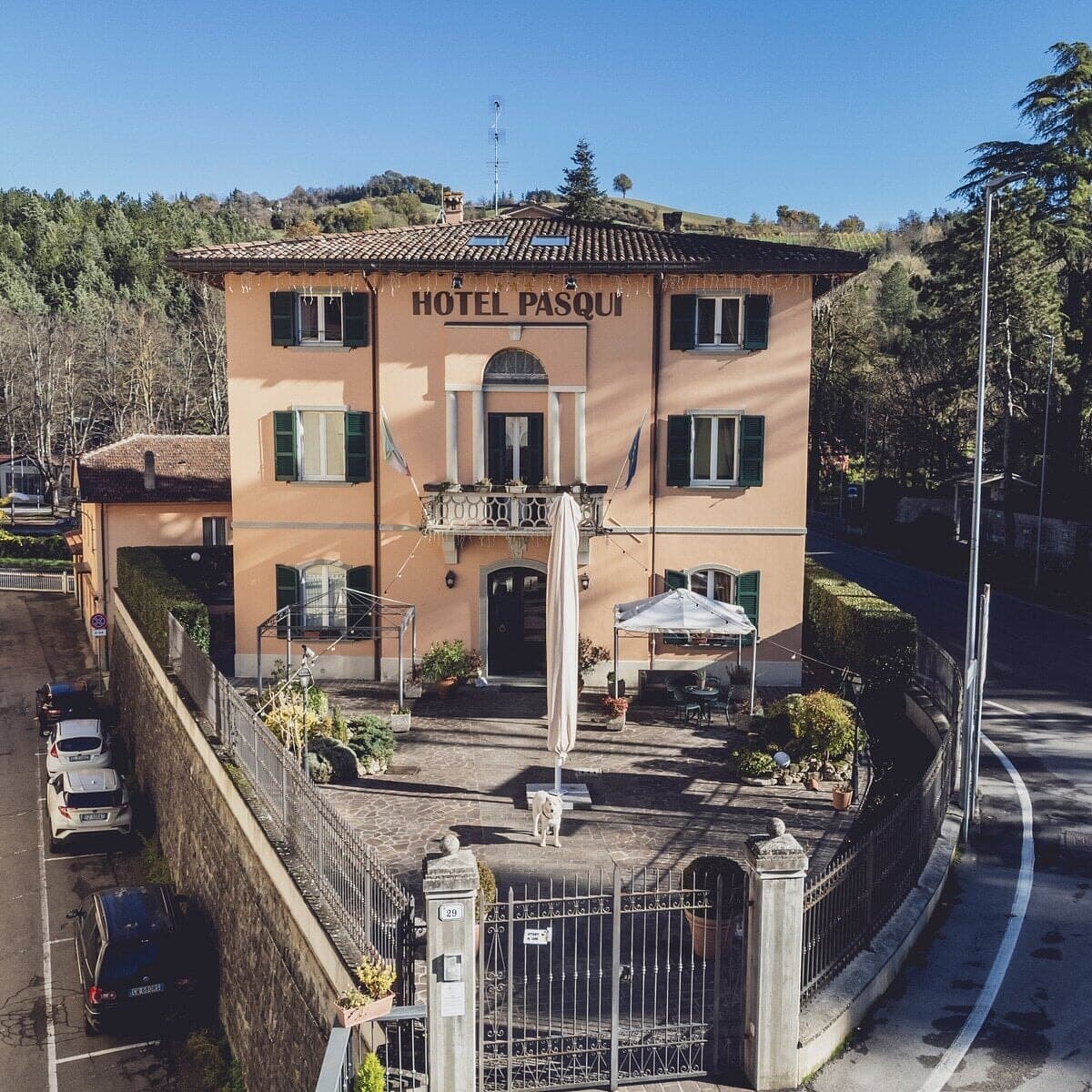 Dai tre barili di vino all'albergo-ristorante amato dai turisti: la storia di una famiglia che festeggia 70 anni di attività