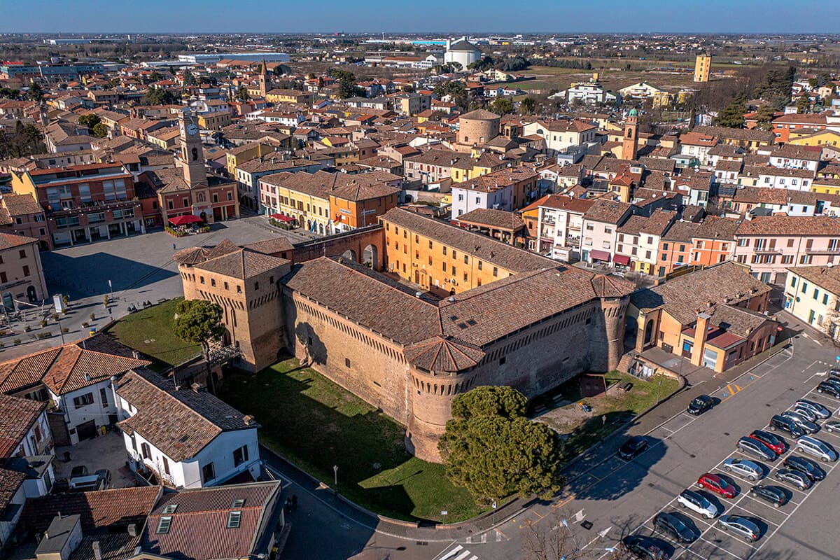 Tra antiche mura e scorci di verde: la camminata per riscoprire il patrimonio della città