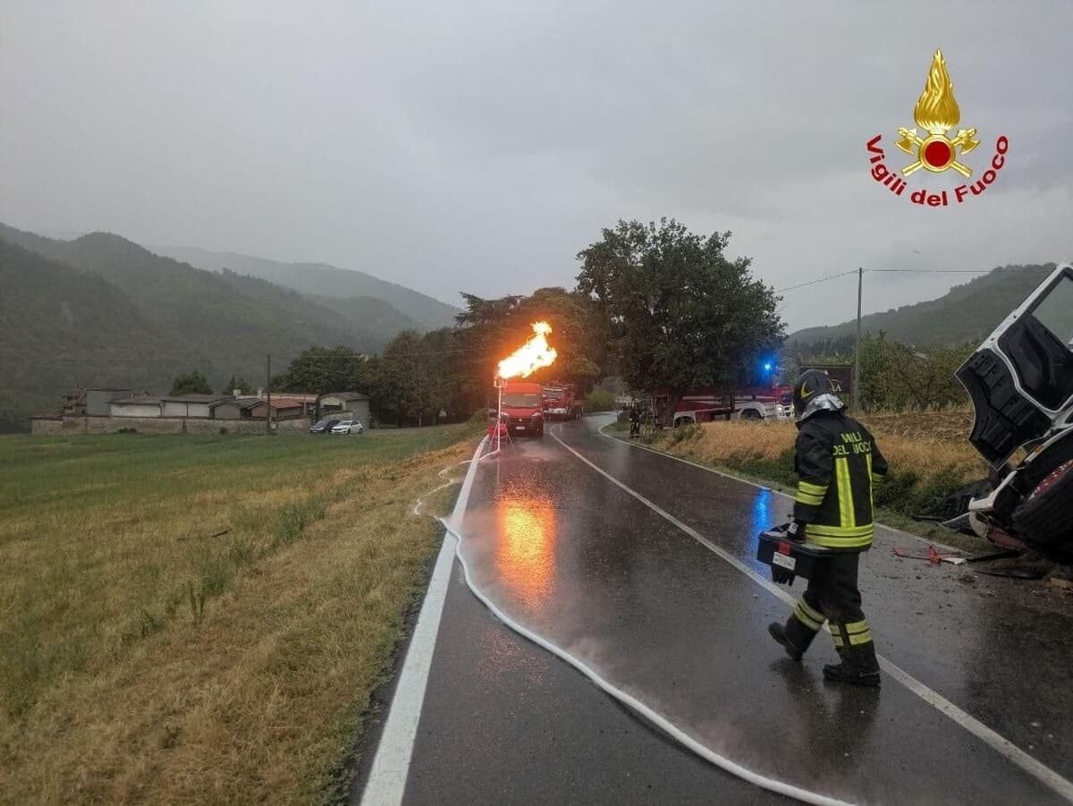 Tir fuori strada, Bidentina chiusa per ore per la combustione controllata del gas nel serbatoio
