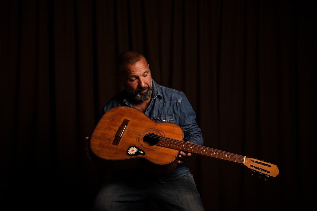 Don Antonio sceglie Sadurano per l'unica data romagnola. Nel concerto presenta il nuovo album “Dopo Tutto”