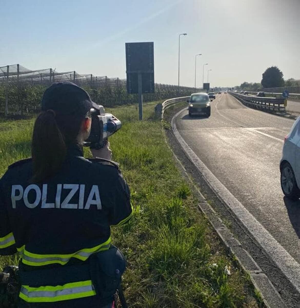 Sfreccia sulla Tangenziale Est a velocità folle: centauro beccato dal Trucam, scattano maxi multa e ritiro della patente