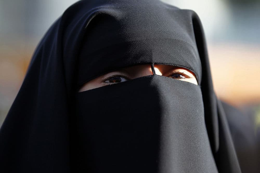 "Vietare burka e niqab negli uffici comunali": Farneti (FdI) porta la questione in Consiglio comunale