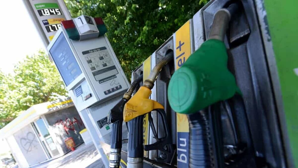 Benzina, finisce il "muro" sul tetto ai prezzi: la stazione si adegua ma salva il bilancio