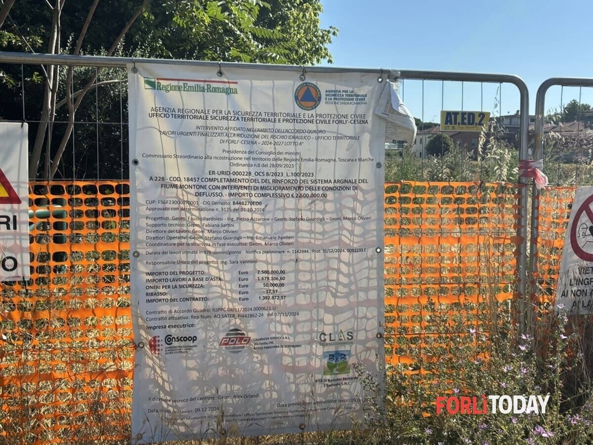 "Situazione di degrado nel cantiere del 2024 per il ripristino dell'argine del fiume Montone"