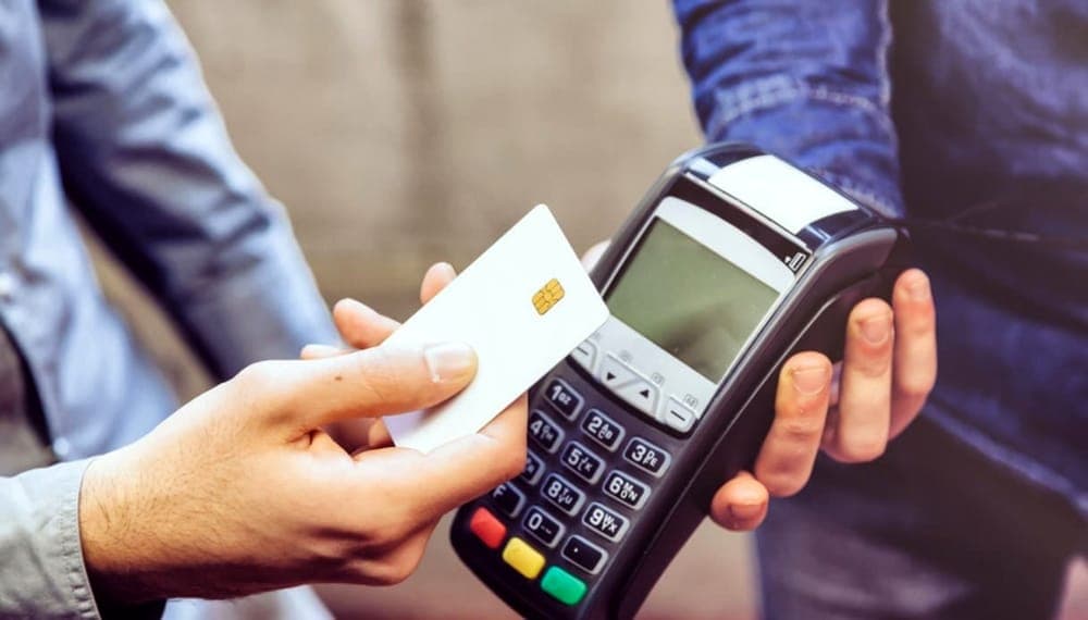 Addio al contante, anche a Forlì spopolano le carte: una transazione su quattro entro i 10 euro è digitale. "Ma restano i costi a carico delle imprese"
