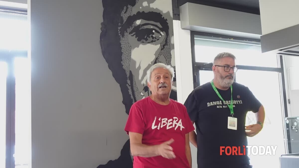 Ha combattuto Cosa Nostra: un murales ricorda il giornalista Peppino Impastato nell'ex bar confiscato
