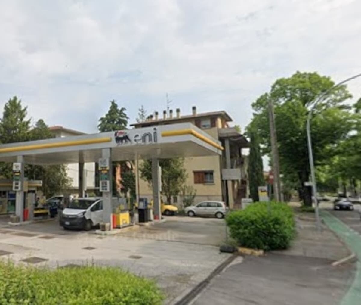 "Ragazzini con casco nero arrampicati sulle colonnine della benzina per un selfie"