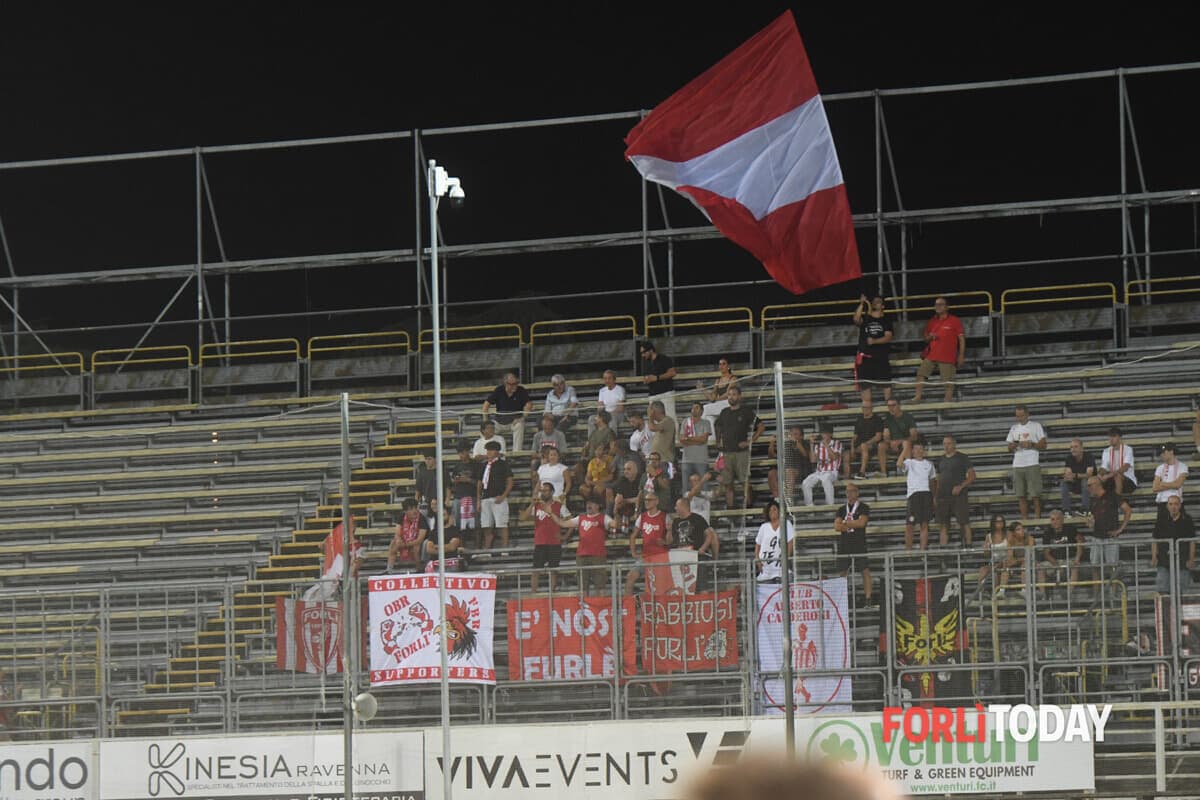 L'espulsione di Palomba spegne il Forlì: Il Latina ne approfitta e vince 2-0